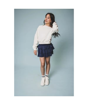 
Coole sweater met een leuke navy rugprint.
Iets cropped fit, boord valt net op je broekband.
Loose-fit shape.