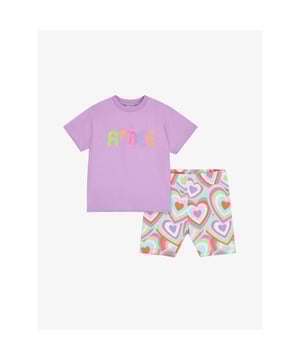 
De Adee Ellie Set in de kleur Sweet Violet bestaat uit een wielrenbroekje en oversized t-shirt. Het shirt heeft het Adee logo in verschillende kleuren pailletten.