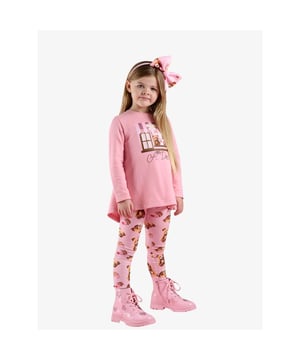 
De tweedelige Missy leggingset is perfect om de koudere dagen op te vrolijken! Inclusief een A-lijn tuniektop met een prachtig Teddy Bear Bakery-artwork en een bedrukt rugpand met strikdetail. Gecombineerd met een legging met teddybeerprint.
