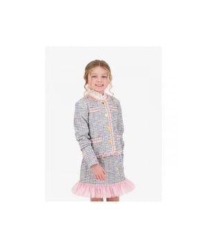 
Een prachtige Chanel inspired jacket van het merk Angels Face. Een prachtige kinderkleding label voor meisjes. 
Deze tweed blazer is prachtig gecombineerd in blauw en roze.