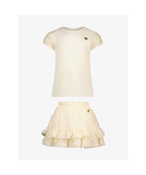 
Le Chic babykleding. 2-delige set bestaat uit een creme kleurige shirt met korte mouwen. Een schattige ruches bijpassende rok.

Le Chic babykleding is verkrijgbaar vanaf maat 12 maanden t/m 3 jaar oftewel maat 80 t/m maar 98.