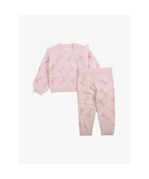 
Gebreide set van het Amerikaanse merk Guess. De set bestaat uit een trui en legging. De trui met all-over logo opdruk heeft een ronde hals, roezel op de schouders en elastische boorden. De broek heeft ook een all-over opdruk en elastische boorden.