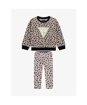 
Set met animal print van het Amerikaanse merk Guess. De set bestaat uit een sweater en een legging.  De sweater heeft een ronde hals, elastische boorden en een logo op de voorzijde. De legging heeft een elastische tailleboord.