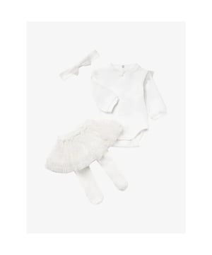 
De Mayoral Set bestaat uit een romper met tulle op de schouders en drukknoopsluiting op de rug en onderkant, een haarbandje met tulle strik en een maillotje met een tulle rok er aan vast.
