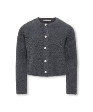 
Geef je kleine fashionistas garderobe een trendy touch met dit gebreide vest van Kids Only. Het vest is gemaakt van een zachte en warme mix van acryl en polyamide, wat zorgt voor een comfortabele pasvorm. De stoere steel kleur past perfect bij elke outfit en maakt dit vest een must-have voor het najaar. De subtiele geribbelde stof voegt een speels effect toe aan de look. De perfecte aanvulling op elke meisjesgarderobe! Shop nu dit prachtige gebreide meisjesvest van Kids Only  en maak indruk met stijl.