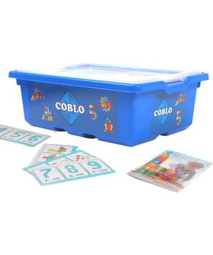 
<h2>Coblo Schoolbox Classic - 200 delig</h2>
<ul>
<li>Leerzaam spelen samen of alleen</li>
<li>Duurzaam speelgoed</li>
<li>Kinderen kunnen al hun creativiteit kwijt</li>
<li>STEAM leren, staat voor Science, Technology, Engineering, Arts & Mathematics</li>
<li>Gemaakt van niet-giftig ABS-plastic</li>
<li>Vanaf 3 jaar</li>
</ul>
<h2>Uitgebreide omschrijving</h2>
<p>Ontdek de eindeloze mogelijkheden van de Coblo Schoolbox Classic - een 200-delige set ontworpen om leerzaam spelen te bevorderen, zowel individueel als in groepen. Met een focus op duurzaamheid en educatief plezier, biedt deze set een ideale omgeving voor kinderen vanaf 3 jaar om hun creativiteit te uiten en essentiële STEAM-vaardigheden te ontwikkelen.</p>
<p>Leerzaam spelen wordt gestimuleerd doordat kinderen hun eigen unieke constructies kunnen bouwen met de 200 kleurrijke en veelzijdige bouwblokken. Of het nu gaat om het ontwerpen van een futuristische stad, het creëren van een kleurrijke dierenwereld of het construeren van voertuigen, de Coblo Schoolbox Classic biedt een speelveld waar fantasie en leren hand in hand gaan.</p>
<p>De set is specifiek ontworpen om STEAM-leren te bevorderen, wat staat voor Science, Technology, Engineering, Arts & Mathematics. Door te spelen met deze bouwblokken ontwikkelen kinderen niet alleen hun ruimtelijke inzicht en motorische vaardigheden, maar maken ze ook kennis met wetenschappelijke concepten, technologische principes en wiskundige structuren op een speelse en intuïtieve manier.</p>
<p>Veiligheid staat voorop bij Coblo Schoolbox Classic. Gemaakt van hoogwaardig, niet-giftig ABS-plastic, voldoet deze set aan strenge veiligheidsnormen. Ouders kunnen met een gerust hart toekijken terwijl hun kinderen leren en plezier hebben met dit duurzame speelgoed.</p>
<p>Of het nu gaat om individueel spelen of samen met vrienden, de Coblo Schoolbox Classic is de ideale speelgoed voor jonge ontdekkers. Geef uw kind de kans om te groeien, te leren en te creëren met deze stimulerende en verrijkende bouwset. Bestel vandaag nog en geef de toekomstige ingenieurs, kunstenaars en wetenschappers in huis een vliegende start!</p>
<p><strong>Inhoud van de doos:</strong></p>
<ul>
<li>School box met deksel</li>
<li>200 magnetische bouwblokken:
<ul>
<li>108 vierkanten</li>
<li>28 driehoeken</li>
<li>24 gelijkbenige driehoeken</li>
<li>20 ramen</li>
<li>12 rechthoekige driehoeken</li>
<li>8 gekartelde rechthoeken)</li>
</ul>
</li>
<li>Inspiratieboekje</li>
<li>14 opdrachtkaarten met 74 educatieve opdrachten</li>
</ul>