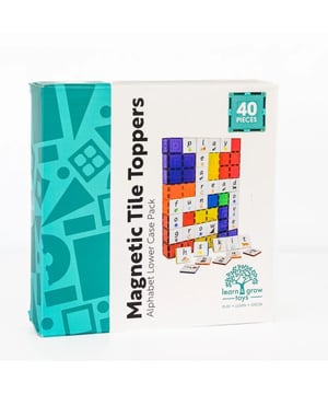 
<h2>Learn and Grow Magnetische Toppers letters 40 delig</h2>
<ul>
<li>Leerzaam spelen</li>
<li>Goed voor de motoriek</li>
<li>64 letters</li>
<li>Geschikt voor kinderen van 3 jaar</li>
<li>Kinderen kunnen al hun creativiteit kwijt</li>
<li>STEAM leren, staat voor Science, Technology, Engineering, Arts & Mathematics</li>
<li>Gemaakt van niet-giftig ABS-plastic</li>
<li>Eindeloos bouwplezier</li>
<li>Te combineren met andere magneten merken</li>
<li>Ontwikkelt de creativiteit van je kind</li>
<li>De combinatie letters en afbeelding zijn Engels</li>
</ul>
<h3>Speel en leer met hoofdletters</h3>
<p>Het Learn and Grow Magnetische Toppers letters – 40-delig pakket laat kinderen vanaf 3 jaar spelenderwijs kennismaken met het alfabet. Deze set bevat 64 kleurrijke, magnetische letters waarmee kinderen hun eigen woorden en zinnen kunnen bouwen. Dankzij de sterke magneten klikken de letters eenvoudig aan elkaar, waardoor leren lezen en schrijven leuk en uitdagend wordt.</p>
<p> </p>
<h3>Stimuleert motoriek en taalontwikkeling</h3>
<p>Deze magnetische letters ondersteunen niet alleen de taalontwikkeling maar helpen ook de fijne motoriek van je kind te verbeteren. Het plaatsen van de letters op verschillende manieren bevordert de hand-oogcoördinatie en het ruimtelijk inzicht. Daarnaast prikkelt het kinderen om hun creativiteit te gebruiken en zelfstandig woorden te vormen, wat hun taalvaardigheid spelenderwijs versterkt.</p>
<p> </p>
<h3>STEAM-leren: een ontdekkingsreis met letters</h3>
<p>De Hoofdletters set past perfect binnen het STEAM-onderwijs (Science, Technology, Engineering, Arts & Mathematics) en biedt kinderen een speelse manier om te oefenen met taal. Door woorden te vormen in het Engels en met afbeeldingen te combineren, ontdekken kinderen nieuwe woorden en klanken, wat hun nieuwsgierigheid en taalinzicht vergroot. Het pakket biedt een eerste kennismaking met letters en communicatie.</p>
<p> </p>
<h3>Veilig, duurzaam en veelzijdig inzetbaar</h3>
<p>De Learn and Grow Hoofdletters set is gemaakt van niet-giftig ABS-plastic, waardoor kinderen veilig kunnen spelen en leren. De tegels zijn stevig en geschikt voor intensief gebruik, ideaal voor de groeiende taalontwikkeling. Bovendien is de set compatibel met andere magnetische merken, waardoor je het leerspel eenvoudig kunt uitbreiden. Geef je kind een creatieve en educatieve speelervaring met dit veelzijdige letterpakket en maak leren lezen en schrijven nog leuker!</p>
<p> </p>
<p>Let op: de toppers zelf zijn niet magnetisch en vereisen magnetische tegels om te functioneren.</p>
<p><strong>Inhoud van de doos:</strong></p>
<p> </p>
<ul>
<li>Het complete alfabet A-Z</li>
<li>2 extra sets van klinkers</li>
<li>4 extra veelvoorkomende medeklinkers</li>
</ul>