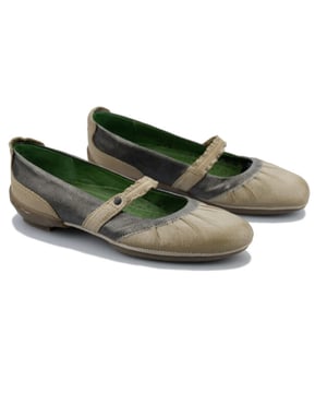 
Schoenen met een goede pasvorm. De ultralichte rubberen zool is extreem flexibel. Met schokbreker. Uitneembare binnenzool.