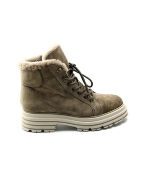 Dit hippe artikel van Alpe vind je nu in de sale op V&D in de Alpe outlet!
Dames hoge veterschoen van Alpe Team. Casual hoge veterschoen gevoerd met vacht.  Materiaal: suede. Voering: vacht. Kleur: taupe. Zool: rubber. Hakhoogte: ca 4 cm.