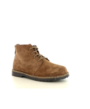 
Merk: BirkenstockArtikel: Upsalla ChuckaKleur: Dark teaType: Halfhoge veterschoenBreedtemaat: BreedUitneembaar voetbed: NeeSluiting: VeterMateriaal: SuedeBirkenstock Upsalla Chukka Dames Veterschoen - Luxe Suède Schoen met Warme Voering in Dark Tea/CognacMaak kennis met de Birkenstock Upsalla Chukka, de perfecte veterschoen voor dames die waarde hechten aan stijl en comfort. Deze halfhoge schoen is vervaardigd uit hoogwaardig suède en beschikt over het iconische, brede voetbed van Birkenstock, dat bekend staat om zijn ongeëvenaarde ondersteuning en comfort. De binnenzijde is voorzien van een zachte, warme voering, ideaal voor de koudere seizoenen. Uitgevoerd in de elegante kleur dark tea/cognac, biedt deze veterschoen een verfijnde en veelzijdige uitstraling die moeiteloos te combineren is met verschillende outfits. De klassieke vetersluiting zorgt voor een perfecte pasvorm en een tijdloze look.