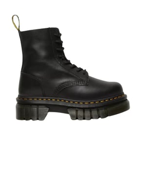 
De Dr. Martens Audrick Nappa Lux Platform Zwart Dames Boots zijn een chique en gedurfde versie van de klassieke Dr. Martens Chelsea boot. Het bovenwerk van luxe zwart Nappa leer biedt een soepele, premium uitstraling die stijl en comfort uitstraalt. De verhoogde platformzool geeft je extra hoogte, terwijl de iconische AirWair-demping zorgt voor langdurig comfort en grip. De elastische zijpanelen maken het gemakkelijk om de laarzen aan en uit te trekken. Deze Audrick Nappa Lux Platform is perfect voor dames die op zoek zijn naar een moderne, luxe laars met de stoere uitstraling van Dr. Martens.