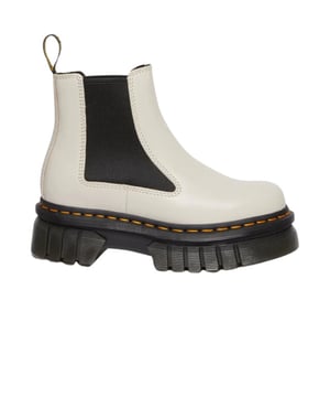
De Dr. Martens Audrick Platform Chelsea Grey Nappa Lux Dames Boots zijn een chique en moderne twist op de klassieke Dr. Martens Chelsea boot. Het bovenwerk van luxe grijs Nappa leer heeft een zachte, premium uitstraling die elegantie en stijl uitstraalt. De verhoogde platformzool voegt niet alleen extra hoogte toe, maar biedt ook de iconische Dr. Martens demping en grip voor ultiem comfort. De elastische zijpanelen maken de laarzen makkelijk aan- en uit te trekken. Deze boots combineren de klassieke Chelsea-stijl met de stoere, gedurfde Dr. Martens look, waardoor ze perfect zijn voor dames die op zoek zijn naar een trendy, comfortabele en veelzijdige laars.
