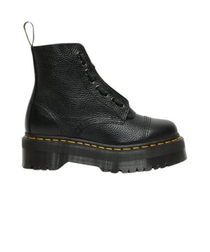 
De Dr. Martens Sinclair Black Milled Nappa Platform Boots zijn een gedurfde en modieuze variant van de klassieke Dr. Martens laars. Het bovenwerk van "Milled Nappa" zwart leer heeft een luxe, gestructureerde afwerking die zorgt voor een unieke look en een zacht gevoel. De verhoogde platformzool voegt extra hoogte toe en maakt de laars zowel stoer als trendy. De robuuste AirWair-zool biedt uitstekende grip en demping, wat zorgt voor langdurig comfort, zelfs bij dagelijks gebruik. De Sinclair Black Milled Nappa Platform is ideaal voor dames die op zoek zijn naar een statement boot die de iconische Dr. Martens stijl combineert met een moderne twist.