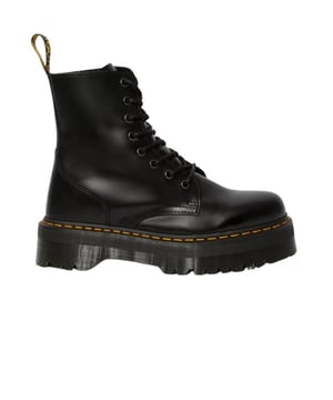 
De Dr. Martens Jadon Smooth Black Platform Dames Boots zijn een gedurfde en modieuze variant van de iconische Dr. Martens laars. Het bovenwerk van glad zwart leer biedt een klassieke uitstraling, terwijl de verhoogde platformzool zorgt voor extra hoogte en een statement-look. De stevige, antislip AirWair-zool biedt zowel comfort als grip, ideaal voor langdurig dragen. De gele stiksels en de opvallende platform geven de Dr. Martens Jadon een moderne twist, waardoor deze laars perfect is voor dames die op zoek zijn naar een stoere, trendy en comfortabele optie.
