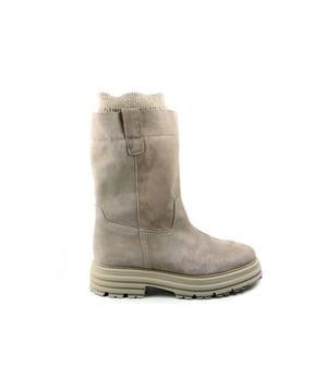 Nu in onze Damesschoenen Sale outlet; deze topper uit de collectie van Alpe. Op V&D is het altijd Alpe sale en elke dag nieuw aanbod van Alpe.
Dames laars van Alpe Team. Casual laars op profielzool. Deze laar heeft een gebreid boord aan de schacht en is met vacht gevoerd. Materiaal: suede. Voering: vacht. Kleur: beige. Zool: rubber. Hakhoogte: ca 3 cm. Schachthoogte ca. 20 cm.