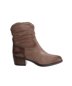 
Artikel A8486 Z39  in de kleur velour elmwood shop je gemakkelijk en snel op onze webshop. Bekijk de gehele collectie van AQA Shoes online