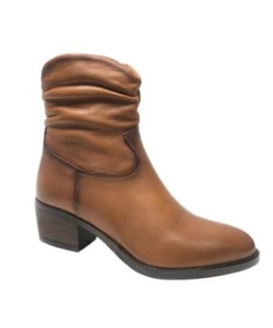 
Artikel A8486 A20  in de kleur velvet cognac shop je gemakkelijk en snel op onze webshop. Bekijk de gehele collectie van AQA Shoes online