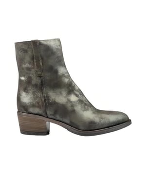 
Artikel A8488 B69  in de kleur sca.nuvola dark taupe shop je gemakkelijk en snel op onze webshop. Bekijk de gehele collectie van AQA Shoes online