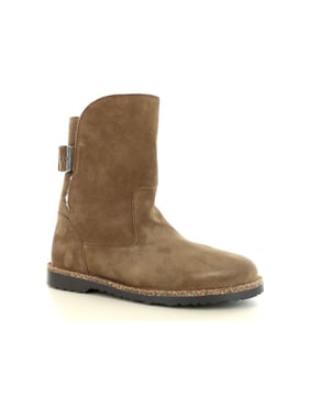 
Merk: BirkenstockArtikel: Upsalla Kleur: Dark teaType: Halfhoge enkellaarsBreedtemaat: BreedUitneembaar voetbed: NeeSluiting: GespMateriaal: SuedeBirkenstock Upsalla Dames Enkellaars - Luxe Suède Enkellaars met Warme Voering in Dark Tea/CognacErvaar de perfecte combinatie van comfort en stijl met de Birkenstock Upsalla enkellaars, speciaal ontworpen voor dames die op zoek zijn naar kwaliteit en elegantie. Deze halfhoge enkellaars is vervaardigd uit eersteklas suède en biedt het iconische brede voetbed van Birkenstock, dat bekend staat om zijn uitzonderlijke ondersteuning en comfort. De laars is bovendien voorzien van een zachte, warme voering, waardoor hij ideaal is voor de koudere seizoenen. De Upsalla is uitgevoerd in de verfijnde kleur dark tea/cognac, een veelzijdige tint die moeiteloos te combineren is met zowel casual als chique outfits. De stijlvolle gesp zorgt niet alleen voor een stevige pasvorm maar geeft de laars ook een elegante finishing touch.