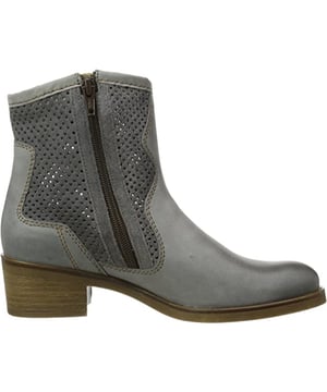 
Savanna Camel Active zomerlaarzen. Modieuze enkellaarzen in westernstijl met een ritssluiting aan de zijkant. Combinatie van leer en suède. Perforaties in de schacht geven deze laarzen een bijzondere uitstraling. Niet gevoerd.