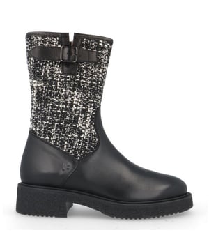 
De 6388 vers-01 van DL Sport is een echte blikvanger. De 6388 vers-01 is uitgevoerd in de kleur Vitello nero Chanel Nero. Bekijk ook onze overige collectie van DL Sport op onze webshop!