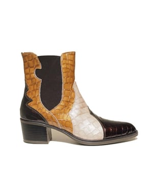 
De 6425 vers-01 van DL Sport is een echte blikvanger. De 6425 vers-01 is uitgevoerd in de kleur Navajo TDM Navajo Ivory. Bekijk ook onze overige collectie van DL Sport op onze webshop!