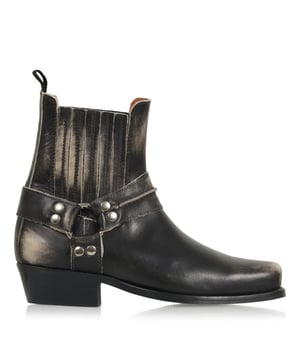 
<p>De DWRS label HOOK Lavado Black Beige is de perfecte damesboot voor wie op zoek is naar een combinatie van stijl en comfort. Deze enkellaarsjes zijn gemaakt van hoogwaardig leer en stralen kwaliteit en duurzaamheid uit. Het zwart met subtiele beige details zorgt voor een tijdloze en veelzijdige look die bij elke outfit past.</p>
<p>Of je nu kiest voor een casual of een meer formele stijl, deze DWRS boots maken je outfit compleet. De lage hak biedt net genoeg lift zonder in te leveren op comfort, ideaal voor een lange dag onderweg of een avondje uit. </p>
<p>Met hun trendy ontwerp zijn deze enkellaarsjes een musthave voor elke garderobe. Het beige accent geeft de laars een unieke twist, waardoor je altijd stijlvol voor de dag komt. </p>
<p>Ben je op zoek naar comfortabele, modieuze dames boots? Dan zijn de HOOK Lavado enkellaarsjes van DWRS Label de perfecte keuze!</p>
<p><strong>Eigenschappen:</strong></p>
<ul classs="wmd-bullets">
<li><span>SKU:</span> 1340-02-14338</li>
<li><span>