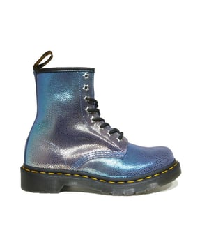 
De 1460 RAINBOW RAY 26963500 van Dr. Martens is een echte blikvanger. De 1460 RAINBOW RAY 26963500 is uitgevoerd in de kleur Paars-Lila. Bekijk ook onze overige collectie van Dr. Martens onze webshop!