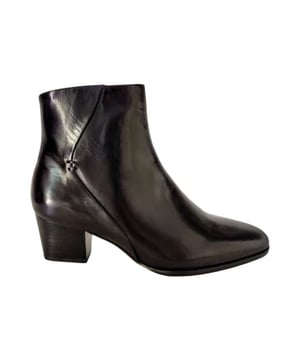 
Dames enkellaarsje van Everybody. Basic enkellaarsje op blokhak. Materiaal: leer. Voering: leer. Kleur: zwart. Zool: antislip. Hakhoogte: ca 5 cm.