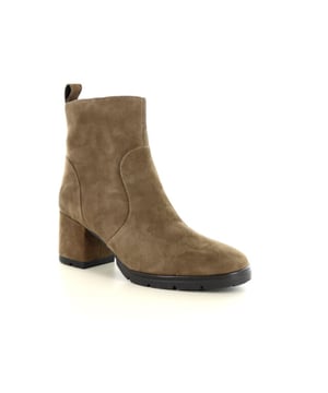 
<p data-mce-fragment="1">De Pavia van Freeflex is een mooie enkellaars gemaakt van nubuck, voor dames. Deze enkellaars is uitgevoerd in de kleur taupe. De sluiting is door middel van een rits.</p>

<p data-mce-fragment="1"> </p>
<table data-mce-fragment="1">
<tbody data-mce-fragment="1">
<tr data-mce-fragment="1">
<td data-mce-fragment="1" width="302">
<p data-mce-fragment="1">Merk</p>
</td>
<td data-mce-fragment="1" width="302">
<p data-mce-fragment="1"> Freeflex</p>
</td>
</tr>
<tr data-mce-fragment="1">
<td data-mce-fragment="1" width="302">
<p data-mce-fragment="1">Artikel</p>
</td>
<td data-mce-fragment="1" width="302">
<p data-mce-fragment="1">Pavia<br></p>
</td>
</tr>
<tr data-mce-fragment="1">
<td data-mce-fragment="1" width="302">
<p data-mce-fragment="1">Kleur</p>
</td>
<td data-mce-fragment="1" width="302">
<p data-mce-fragment="1">Taupe<br></p>
</td>
</tr>
<tr data-mce-fragment="1">
<td data-mce-fragment="1" width="302">
<p data-mce-fragment="1">Type</p>
</td>
<td data-mce-fragment="1" width="302">
<p data-mce-fragment="1">Enkellaars<br></p>
</td>
</tr>
<tr data-mce-fragment="1">
<td data-mce-fragment="1" width="302">
<p data-mce-fragment="1">Breedtemaat</p>
</td>
<td data-mce-fragment="1" width="302">
<p data-mce-fragment="1">n.v.t.<br></p>
</td>
</tr>
<tr data-mce-fragment="1">
<td data-mce-fragment="1" width="302">
<p data-mce-fragment="1">Uitneembaar voetbed</p>
</td>
<td data-mce-fragment="1" width="302">
<p data-mce-fragment="1">Nee<br></p>
</td>
</tr>
<tr data-mce-fragment="1">
<td data-mce-fragment="1" width="302">
<p data-mce-fragment="1">Sluiting</p>
</td>
<td data-mce-fragment="1" width="302">
<p data-mce-fragment="1">Rits<br></p>
</td>
</tr>
<tr data-mce-fragment="1">
<td data-mce-fragment="1" width="302">
<p data-mce-fragment="1">Materiaal</p>
</td>
<td data-mce-fragment="1" width="302">
<p data-mce-fragment="1">Nubuck<br></p>
</td>
</tr>
</tbody>
</table>