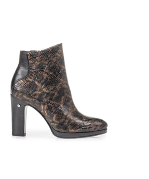 Nu beschikbaar in onze Floris van Bommel outlet; deze topper van Floris van Bommel! Dit merk en nog vele andere topmerken altijd in de sale in onze Damesschoenen Sale outlet.
Op zoek naar een schoen in de categorie Enkellaarzen? De 85656/02 van Floris van Bommel is een aanwinst voor elke schoenenkast. De schoenen van Floris van Bommel zijn gemaakt van Leer en hebben een voering van Leer. De 85656/02 is uitgevoerd in de kleur Copper.
