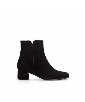 
Artikel 35.680 17  in de kleur schwarz shop je gemakkelijk en snel op onze webshop. Bekijk de gehele collectie van Gabor online