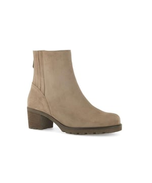 
Ontdek de Perfecte Enkellaarzen van Gabor!Ben jij op zoek naar de ultieme combinatie van stijl en comfort? Maak kennis met de prachtige Gabor enkellaarzen, artikelnummer 52.802.34. Deze trendy laarsjes zijn dé must-have voor jouw schoenen collectie!Waarom kiezen voor Gabor?Hoogwaardig Suède: Deze laarsjes zijn vervaardigd uit soepel suède, wat zorgt voor een luxe uitstraling én een geweldige pasvorm. Het materiaal ademt stijl en biedt je optimaal comfort, waardoor je ze de hele dag kunt dragen.Ideale hakhoogte: Met een kahhoogte van 45 mm zijn deze enkellaarzen perfect voor elke gelegenheid. Ze bieden een subtiele lift en accentueren je silhouette zonder in te boeten op draagcomfort.Topkwaliteit: Gabor staat bekend om zijn hoge kwaliteitsnormen en vakmanschap. Met deze laarsjes investeer je in een product dat jarenlang meegaat en tijdloos is in elke garderobe.Stylingtips:De Gabor enkellaarzen zijn veelzijdig en gemakkelijk te combineren. Draag ze met een