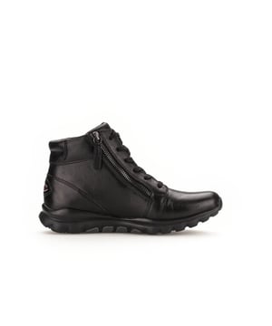 
Rollingsoft is een schoenenmerk, een technologie en een bewegingsfilosofie. Rollingsoft Shoes combineren de voordelen van een rolloverschoen met een bijzonder flexibel zooldesign. Dit combineert bewegingsvrijheid en zijdelingse stabiliteit - voor een onvergelijkbaar gevoel tijdens het lopen. De zool heeft meerdere lagen en is door de bijzondere vormgeving en combinatie van materialen extreem licht. Onder de voetboog wordt een stabilisator ingebracht, die de omrolbeweging optimaal geleidt en ondersteunt. Laterale inkepingen zorgen voor maximale flexibiliteit.