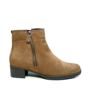 
De 172.0232 wijdte H 7400 van Hartjes is een echte blikvanger. De 172.0232 wijdte H 7400 is uitgevoerd in de kleur nuss/nubuck. Bekijk ook onze overige collectie van Hartjes op onze webshop!