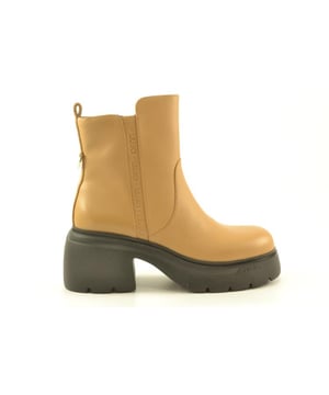 Dit mooie artikel van Liu Jo koop je op V&D nu met hoge korting!
De Carrie 06 06 van Liu Jo is een echte blikvanger. De Carrie 06 06 is uitgevoerd in de kleur LICHT BRUIN [camel]. Bekijk ook onze overige collectie van Liu Jo op onze webshop!