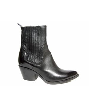 De laatste maten van dit topitem uit onze Mjus outlet, scoor je met een flinke korting. Het is altijd Mjus sale in de Damesschoenen Sale outlet op V&D.
De 793271 101-6002-nero van Mjus is een echte blikvanger. De 793271 101-6002-nero is uitgevoerd in de kleur Nero. Bekijk ook onze overige collectie van Mjus onze webshop!