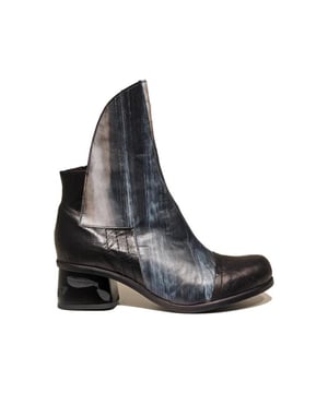 
De Swan black-grey van Papucei is een echte blikvanger. De Swan black-grey is uitgevoerd in de kleur Black Grey. Bekijk ook onze overige collectie van Papucei op onze webshop!