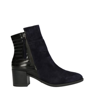 
Op zoek naar een schoen in de categorie Enkellaarzen? De 1-1-25327-25/805 van Tamaris is een aanwinst voor elke schoenenkast. De schoenen van Tamaris zijn gemaakt van Suède en hebben een voering van Textiel. De 1-1-25327-25/805 is uitgevoerd in de kleur Navy/Black.