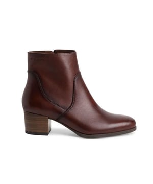 
Artikel 1-25032-43 348  in de kleur cognac leather shop je gemakkelijk en snel op onze webshop. Bekijk de gehele collectie van Tamaris online