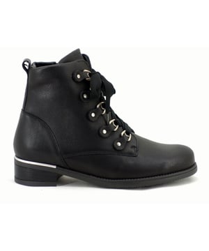 Waldläufer jouw favoriete merk? Op V&D vind je Waldläufer altijd in de uitverkoop in onze Waldläufer outlet dus sla snel je slag!
Stevige lichtgewicht veterbootie met een rits. Voorzien van een losse inlegzool en daardoor ook zeer geschikt voor eigen inlegzolen.