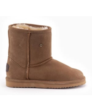 
Deze Warmbat Kangaroo dameslaarzen zijn ideaal om in en om het huis te dragen. De voering van 100% Merino schapenwol uit Australië zorgt voor warme voeten in de winter en koele voeten in de zomer. De wol heeft een zachte en fijne structuur die van nature ventilerend, isolerend en aangenaam is. Door de 'ademende' vezels werken de pantoffels als een natuurlijke thermostaat voor je voeten. Het halfhoge ontwerp van de Warmbats verwarmt bovendien je voeten van top tot teen!