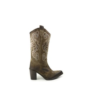 
Dames laars van Emanuele Crasto. Suede laars in Western stijl bewerkt met stiksel en turquoise strassteentjes. Deze laars heeft een spitse leest. Materiaal: suede. Voering: leer. Kleur: taupe. Zool: antislip. Hakhoogte: ca 7 cm.`