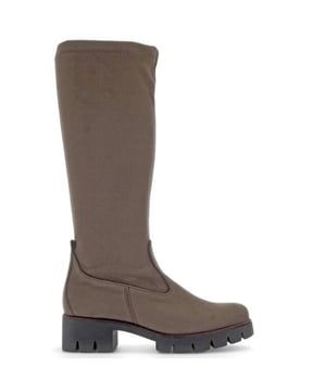 
Ontdek de Perfecte Lange Laarzen van Gabor!<br /><br />Stap in stijl met onze prachtige lange laarzen van het topmerk Gabor, artikelnummer 51.719.43. Deze luxe laarzen zijn uitgevoerd in taupe imitatie suede, waardoor ze niet alleen een verfijnde uitstraling hebben, maar ook comfortabel en gemakkelijk in onderhoud zijn.<br /><br />Kenmerken:<br /><br />Ritssluiting: Voor eenvoudig aan- en uittrekken.<br />Hakhoogte: 50 mm voor een subtiele lift zonder in te boeten op comfort.<br />Schachthoogte: 40 cm, perfect voor een elegante look.<br />Schachtwijdte: M (normaal), zodat ze mooi aansluiten om je been.<br />Stretchmateriaal bij de kuit: Het speciale stretchgedeelte aan de bovenkant van de laars rekt mee met de vorm van je kuit, voor een optimale pasvorm en extra comfort.<br />Deze Gabor lange laarzen zijn de ideale keuze voor elke gelegenheid, of je nu een casual dag in de stad plant of een avondje uit. Combineer ze met