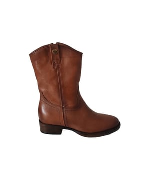 
Dames laars van Mjus. Basic half lange laars op blokhak. Materiaal: leer. Voering: Stof. Kleur: cognac. Zool: rubber. Hakhoogte: ca 3 cm.