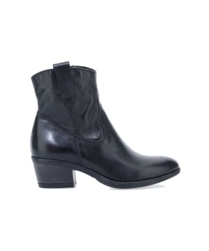

     Artikel P89204 in kleur 401-6002-Nero is een prachtige zwarte laars, voor dames, van het merk MJUS. De zool is van rubber. De voering is leer. De voetwijdte is standaard.
    <BR>Mjus (Made in Italy) is een merk wat zijn oorsprong vindt in Italie. De collectie wordt handgemaakt, waarbij gebruik gemaakt wordt van de mooiste Italiaanse leersoorten. De collectie is steeds stijlvol en trendy. De schoenen van Mjus hebben een perfecte pasvorm en zijn met prachtige details afgewerkt. De veterschoenen, instappers, ballerinas maar ook de laarzen en sandalen sluiten aan bij de laatste modetrends.
    
    
