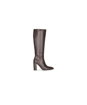 
De Poelman C0492-5MPSH1 dameslaars combineert moeiteloos stijl en comfort. Uitgevoerd in luxe donkerbruin leer straalt deze hoge laars klasse uit, terwijl de stevige blokhak zorgt voor een elegante, maar toch stabiele look. Dankzij de handige ritssluiting trek je de laarzen eenvoudig aan en uit, waardoor ze ideaal zijn voor dagelijks gebruik.Het strakke, minimalistische design maakt dit model bijzonder veelzijdig. Draag ze onder een jurk of rok voor een vrouwelijke uitstraling, of combineer ze met een skinny jeans of pantalon voor een stoere, moderne twist.Deze Poelman leren laarzen met hak zijn niet alleen een eyecatcher, maar ook een duurzame keuze dankzij het hoogwaardige materiaal en de tijdloze vormgeving. Perfect voor modebewuste vrouwen die comfort en stijl weten te waarderen.