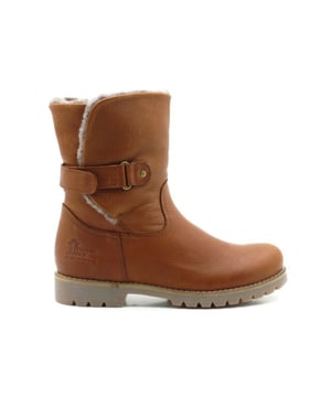 

     Artikel Felia Igloo B4 - Sheepskin in kleur Napa Grass Cuero Bark is een prachtige bruine laars, voor dames, van het merk Panama Jack. De zool is van rubber. De voering is bont. De voetwijdte is standaard. Deze laars is voorzien van een uitneembaar voetbe
    <BR>Ruwe wegen, lange stranden of een fanatieke wandeling; met Panama Jack sta je klaar voor elk nieuw avontuur! Het merk Panama Jack werd in 1989 in Spanje opgericht en heeft jarenlange ervaring waardoor er een hoge kwaliteit wordt geleverd door perfect vakmanschap. Vanaf het begin vindt het totale productieproces van Panama Jack in Spanje plaats. Panama Jack is een merk dat bekend staat om zijn back-to-basic modellen met een vintage look. Vanaf het ontwerp van de modellen tot de uiteindelijke verpakking, verzorgt Panama Jack ieder paar met liefde en besteden zij de grootste zorg aan de producten. Zodra je een paar Panama Jack schoenen aantrekt ervaar je het comfort, de natuurlijke uitstraling en de kwaliteit die de schoenen kenmerkt. Bij het maken van de Panama Jack collectie wordt er gedacht en gehandeld vanuit een respect voor de natuur. Het merk weerspiegeld dit principe niet alleen in de collectie maar ook nemen zij deze mee in hun maatschappelijke verantwoording. Bij de productie van de schoenen vindt Panama Jack het belangrijk dat ze het milieu beschermen, culturele ontwikkelingen ondersteunen en over de hele wereld goede doelen helpen. Ze werken bijvoorbeeld samen met stichtingen Ruta BBVA en stichting Vicente Ferrer.
    
    