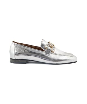 
De Alina-18 alina18-silver van Babouche is een echte blikvanger. De Alina-18 alina18-silver is uitgevoerd in de kleur silver. Bekijk ook onze overige collectie van Babouche op onze webshop!