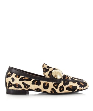
<p>Ontdek de Luna van Babouche; elegante dames loafers die stijl en comfort moeiteloos combineren. Deze beige instappers zijn gemaakt van hoogwaardig hairon leer, gemaakt van koeienhuid, wat zorgt voor een duurzame en luxe uitstraling. De zachte textuur en verfijnde afwerking maken de Lulu tot een onmisbare aanvulling op elke garderobe.</p>
<p>Wat deze damesschoenen bijzonder maakt, zijn de goudkleurige details op de wreef en zijkant die een chique en moderne touch geven aan het klassieke loafermodel. Het elegante silhouet wordt versterkt door een vrouwelijke basishakje, dat net voldoende hoogte biedt zonder in te leveren op comfort.</p>
<p>De instapperconstructie maakt ze eenvoudig aan en uit te trekken, terwijl het soepele leer zich mooi vormt naar de voet. Of je nu kiest voor een casual outfit met jeans of een meer geklede look met een rok of pantalon – de Luna past zich moeiteloos aan aan elke stijl.</p>
<p>De Lulu instapper staat voor een tijdloze elegantie met een moderne twist.